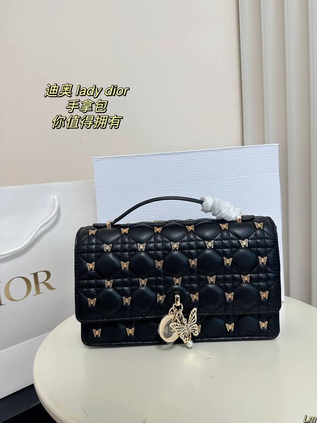 折叠礼盒包装 迪奥lady Dior 珍珠手拿包 这款手拿包是本季新品。 顶部搭配手柄，优雅实用，令lady Dior 系列更加丰富。采用羊皮革精心制 作，饰以 - 点击图像关闭