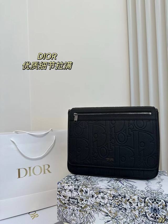 配盒 Dior 迪奥压花 粒面牛皮革 邮差包牛皮 手提单肩斜挎背包 男女通用 明星单品 采用精湛镶嵌细工，经典百搭 实物拍摄 原厂原版面料 配送防尘袋 尺寸：2 - 点击图像关闭