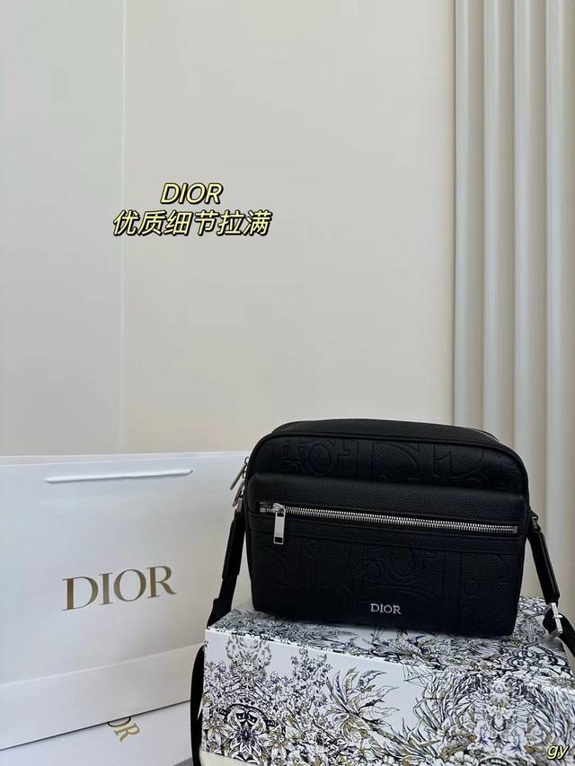 配盒 Dior 迪奥 牛皮压花 Rider 2.0 可调节肩带拉链开合 皮革拼粒面小牛皮 邮差包单肩斜挎包 男款 黑色 明星单品 采用优质原厂材质 高端品质 配 - 点击图像关闭