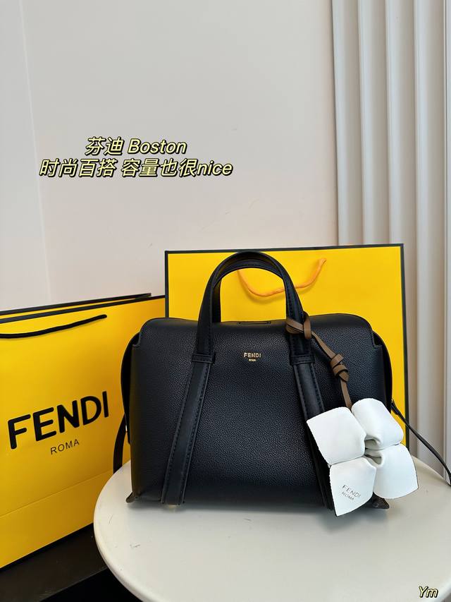 配盒 Fendi芬迪新款迷你可愛小包. Fendi芬迪新款 波士顿超可愛精緻小包包一眼愛上的色系可手拎斜清。 大容量又高頻值的小包包 尺寸27*18