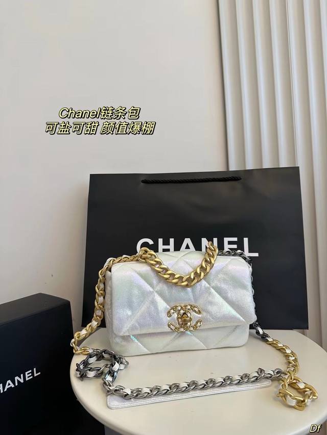 配盒 Chanel香奈儿 19Bag链条包 这个新系列整体是自然的线条，手感也是爆棚，软 皮有韧性，19的神韵与 质感在本家匠人手里必须 拿捏的死死的～ 白色漆