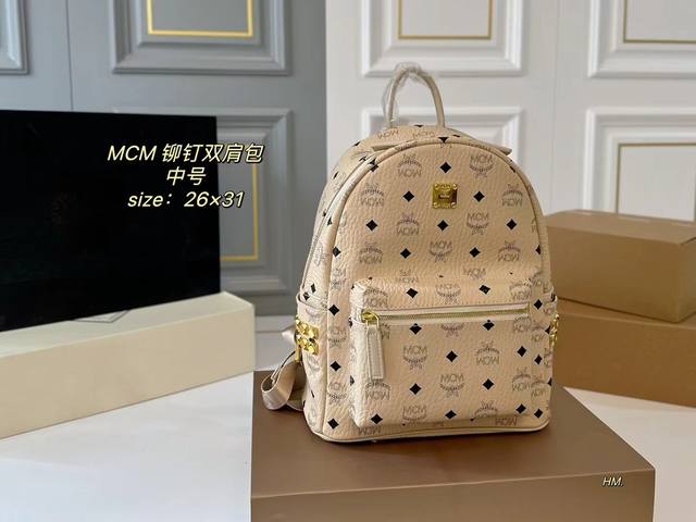 中号 无盒 Size：26×31 Mcm Stark侧饰铆钉双肩包 手工镶嵌茶色铆钉，高级时尚！ 调节肩带，透气舒适、 实用且减龄，外出旅游必备！ - 点击图像关闭