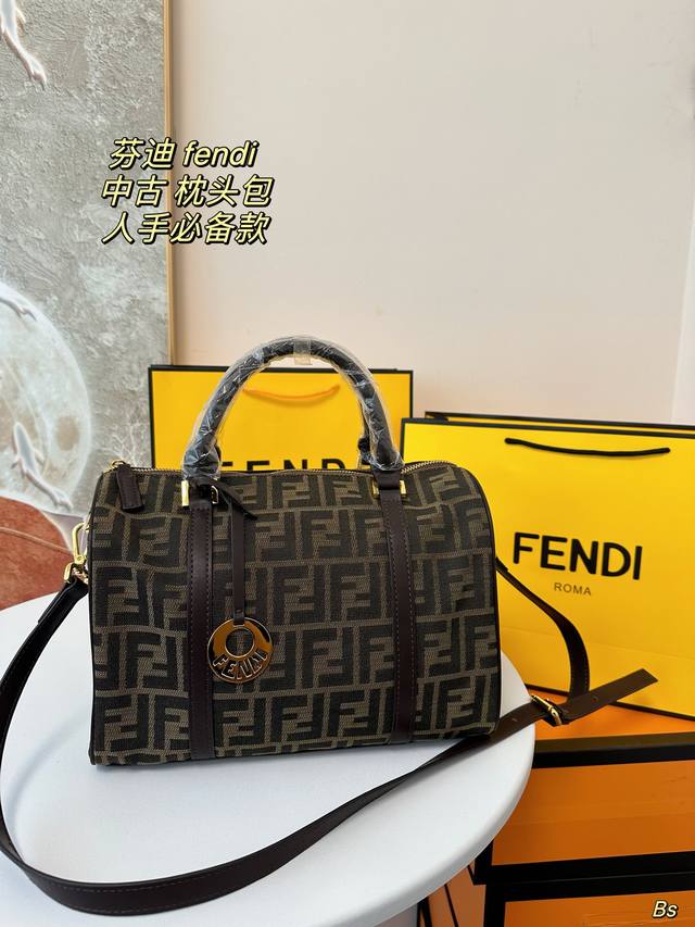 配盒 芬迪 Fendi 中古枕头包购物或周末出游 拎起手袋即刻出发经典f印花搭配充裕内里设计前卫摩登之感不言而喻人手必备款 尺寸30*20Cm