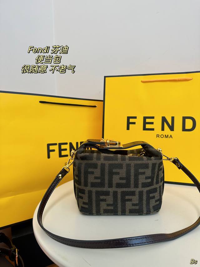 配盒 Fendi 芬迪这款便当包虽然方方的，但是它的好处就是，不是定型包，塌塌的懒懒的感觉，很随意，背上身也不会太正式老气，还有容量巨大！F家老花颜色就是为春季 - 点击图像关闭