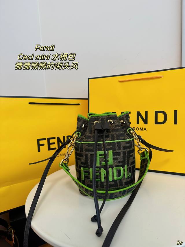 配盒 Fendi 刺绣 Ceci Mini水桶包 米兰时装周街拍中，潮人们背的最多的包包大概就是fendi芬迪的这款小桶包了 经典布料 有种慵慵懒懒的街头风。戚 - 点击图像关闭