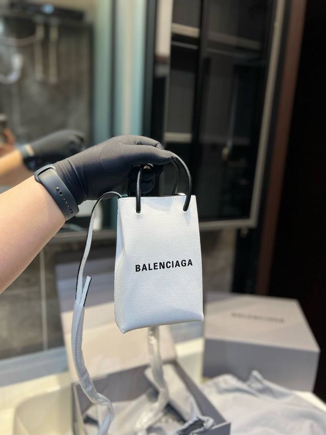 礼盒包装 David Jones最近跟奢侈品牌balenciaga巴黎世家合作，推出了一款购物袋！巴黎世家的这款名为heritage的购物袋，提着这个购物袋去超 - 点击图像关闭