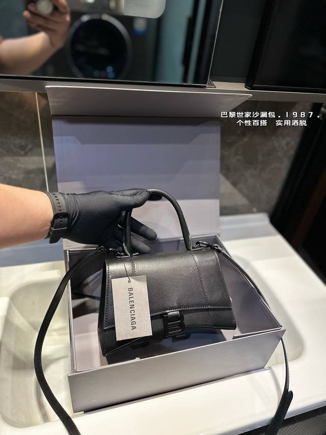 礼盒包装 巴黎世家 Balenciaga 巴黎世家 Hourglass Xs 沙漏包 斜挎手提包 Lisa款 最新走秀款购物袋来啦专柜限量上市 娱乐周刊主推款～ - 点击图像关闭