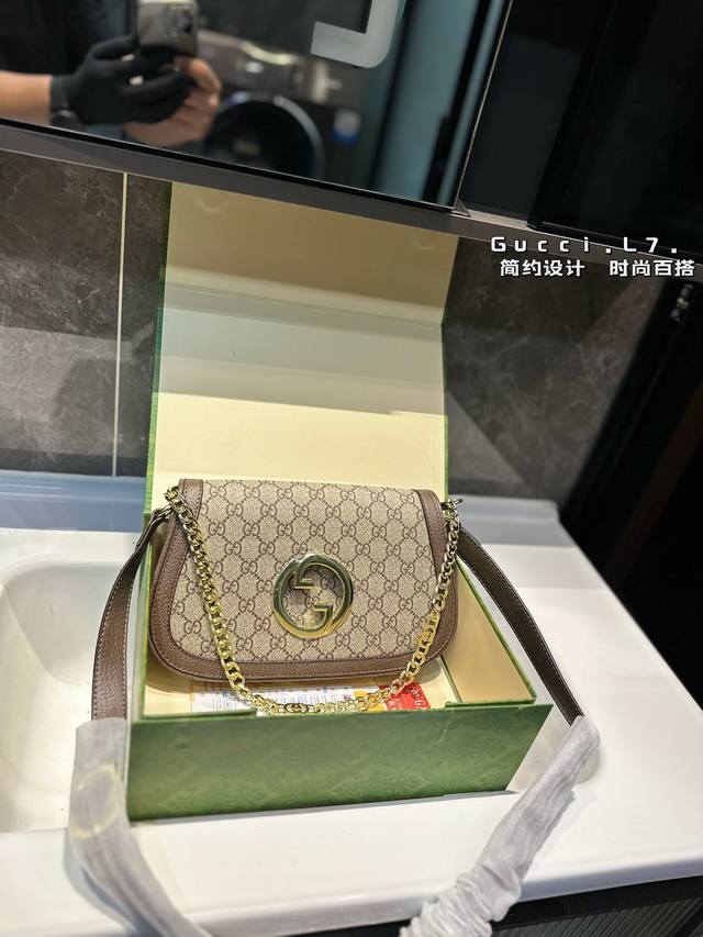 Gucci古驰gucci Blondie系列圆形互扣式双g肩背包 早春新款信封包 百搭款 酷奇 单肩包斜挎女包 美到无法无天的款式 今年简直引领时尚最in元素