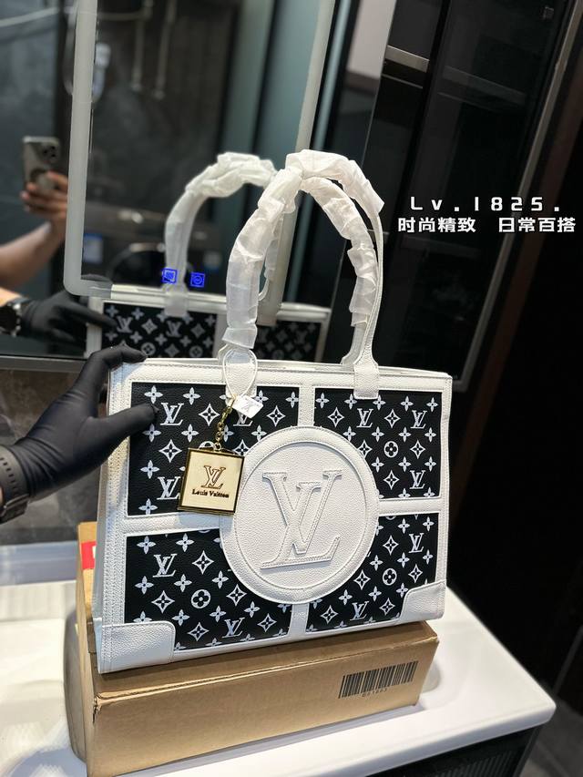 Lv 单肩包 Tote 托特包 男女通用的一款 这款retiro 手袋以标志性的lv老花面料制成，搭配奢华的黄皮饰边，经典永恒。优雅低调的外形设计和宽敞的包身更 - 点击图像关闭