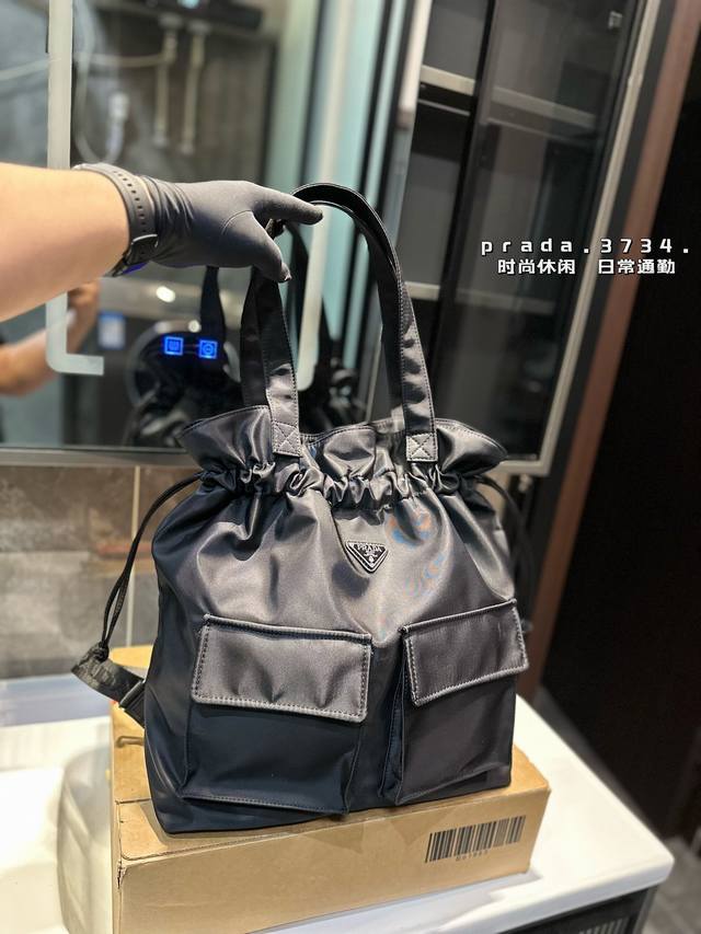 Prada 经典购物袋！ 够大够方便！ 作为prada购物袋入门级手袋 它的的确确是一直实用且耐用的款， 轻便舒适又实用！Size：41 35Cm - 点击图像关闭