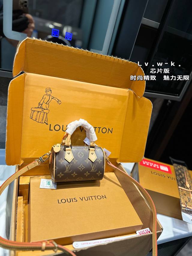 礼盒包装 Lv Speedy Nano 枕头包 这款retiro 手袋以标志性的lv老花面料制成，搭配奢华的变色牛皮饰边，经典永恒。优雅低调的外形设计和宽敞的包