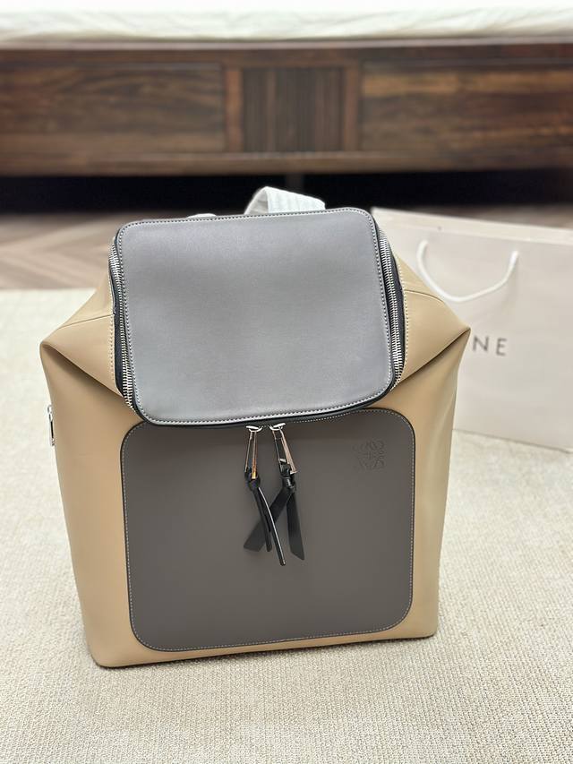 原单 牛皮 Loewe Goya Small Backpack 罗意威新款男士双肩包 男款背包 超热门背囊goya系列双肩书包 背包全新做法 更为人性化定制小牛 - 点击图像关闭