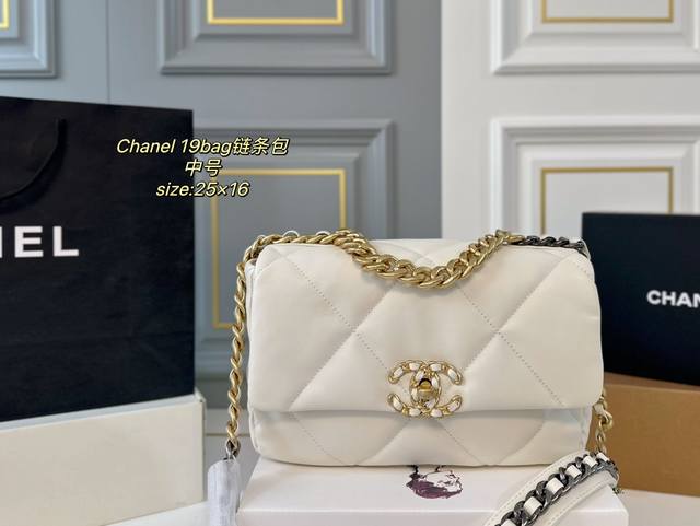 中号 折叠盒飞机盒 Size25×16 Chanel 香奈儿新款19Bag链条包 皮质细腻柔软，质感像云朵一样 皮穿金属肩带，款式别致！ 上身自带氛围感↗ 温柔