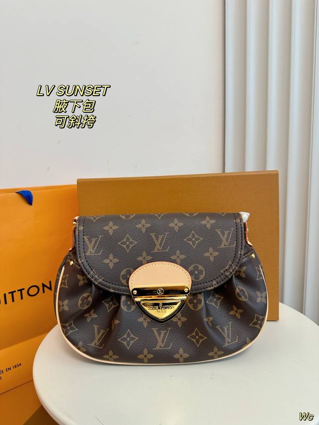 配盒 Lv Sunset腋下包两条肩带可延伸斜挎sunset手袋聚焦 Monogram Deenim帆布。 材质依托多重工艺制成，以全球有机纺织品标准认证的棉纱