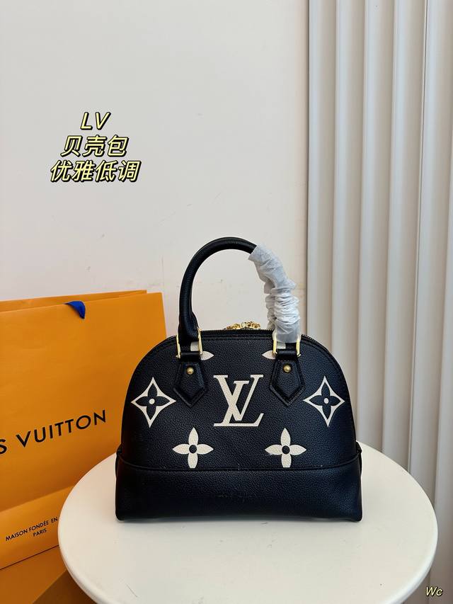 配盒 Lv 路易威登 贝壳包新品系列最新teddy系列高版本 贝壳包 手感超级好 搭配起来超级美腻 超级推荐走秀款同步上身效果好。 超级洋气奢华高贵的象征走秀款 - 点击图像关闭