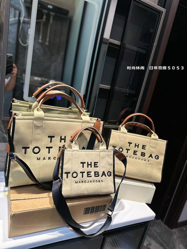 Mj托特包-Marc Jacobs- The Traveler Tote Bag托特包 开口处配有拉链开合 更安全市面大多tote都是敞口 舒适轻巧 配有可拆卸 - 点击图像关闭