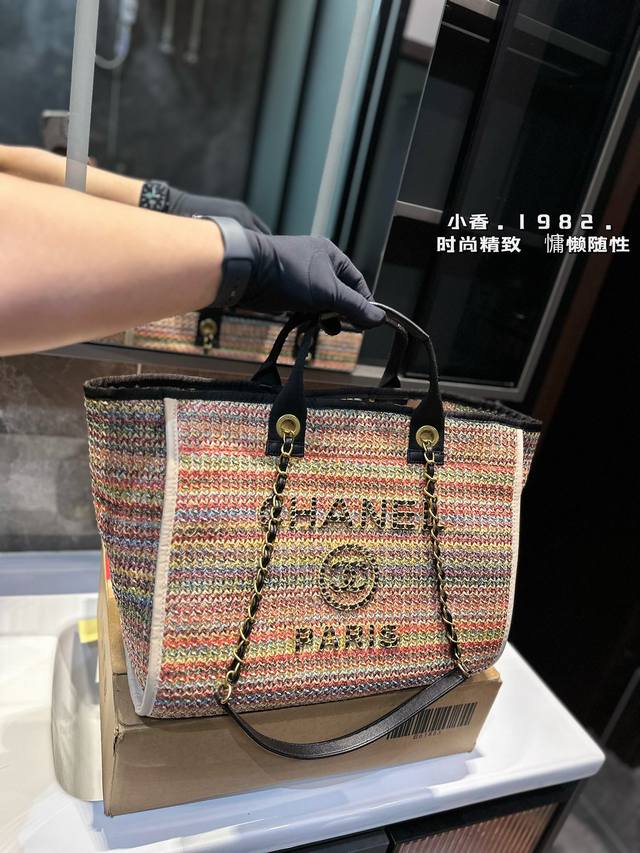 Chanel 新款香奈儿沙滩包购物袋 Chanel沙滩包每年都会出新的款 跟老款不同的logo装饰更加高端大气 容量超级可妈咪包 简约休闲的设计深受欢迎 而且容