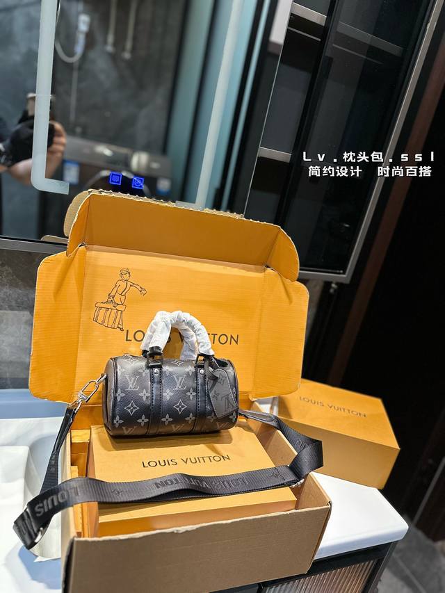 礼盒包装 驴家男士枕头包系列本款keepall 手袋取 材monogram Eclipse Reverse帆布，展现经典图案的优雅重绎。加固饰带和皮革名牌延续k - 点击图像关闭