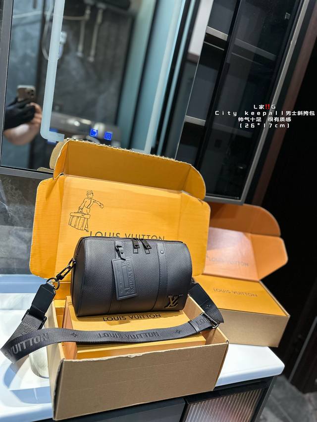 Lv City Keepall 男士斜挎包 超级百搭耐装，牛皮材质，硬挺不会软趴趴，空问很大很耐装，完肩带也不压 肩膀，很火的黑色老花 纯皮材质的更加简约有质感