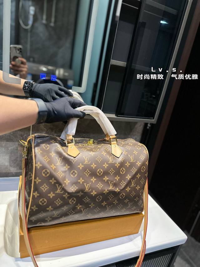 Lv 限量款 Keepall 旅行袋 机场包 无论版型 内里和专柜毫无差别 真正原版复刻 内里可拆卸 火遍全球的爆款机场大包 机车女神包 明星同款 贵气而充满活