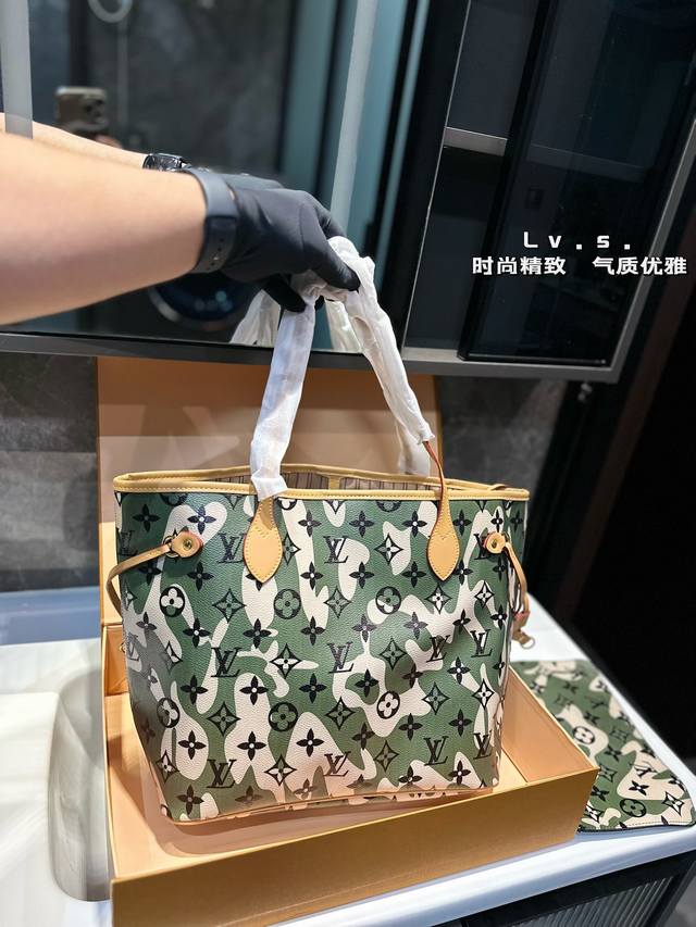 Lv 变色牛皮 L家 Neverfull 中号购物袋！入门级的款式哦！绝对的终身款！此物经典不言而喻！街拍和实用都是非常nb的选择！大家拿到后可以感受下，皮质颗