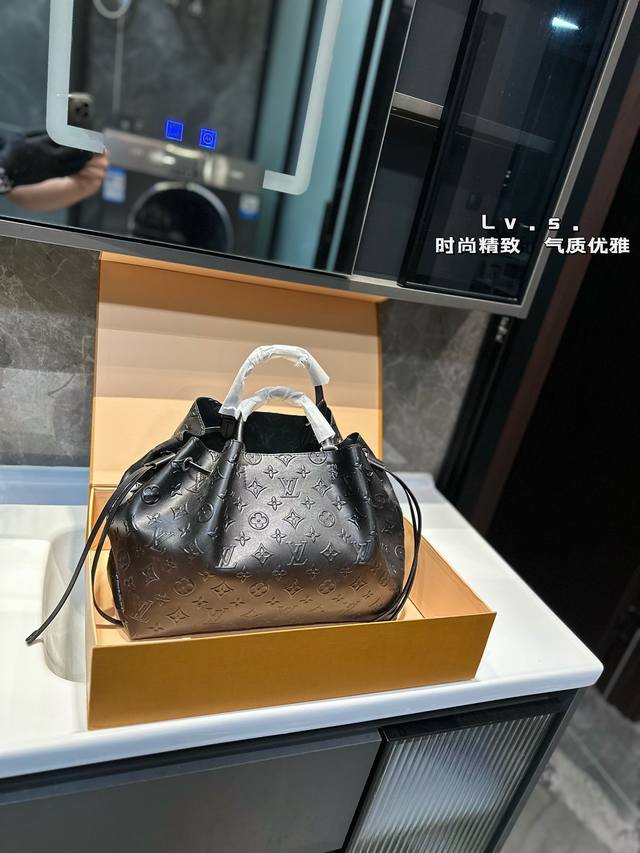 Lv 中古 压纹饺子包tambourin 系列再现巧手鼓造型，重新演绎经典包款的时髦魅力！小巧外型却拥有大容量，加上优秀的价格，立刻引发女孩间的共鸣！！！！看起 - 点击图像关闭