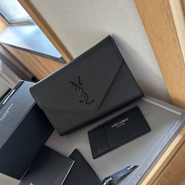 礼盒包装 Ysl Uptown信封链条包 #Ysi信封包最新款uptown系列牛皮链条信封包，采用鱼子酱牛皮，更加注重耐用性，可拆卸金属肩带，将原本单调的产品变