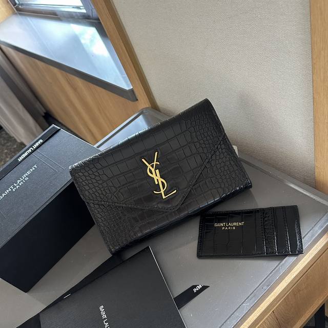 礼盒包装 Ysl Uptown信封链条包 #Ysi信封包最新款uptown系列牛皮链条信封包，采用鱼子酱牛皮，更加注重耐用性，可拆卸金属肩带，将原本单调的产品变 - 点击图像关闭