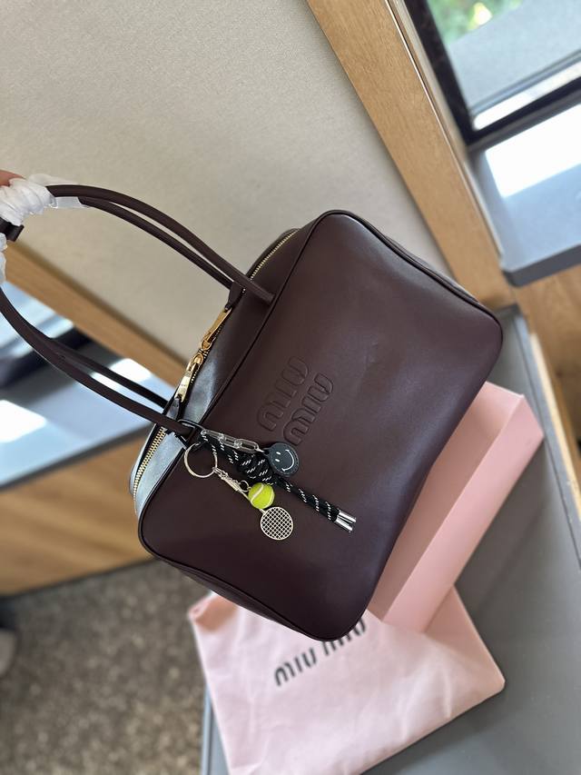 送原版挂件 Miumiu限定款出勤包 简单又好看 Miumiu出勤包不但颜值高，而且超级实用，笔记本电脑 还有资料放进去是完全够用的，是一款真的很实用的一款包包