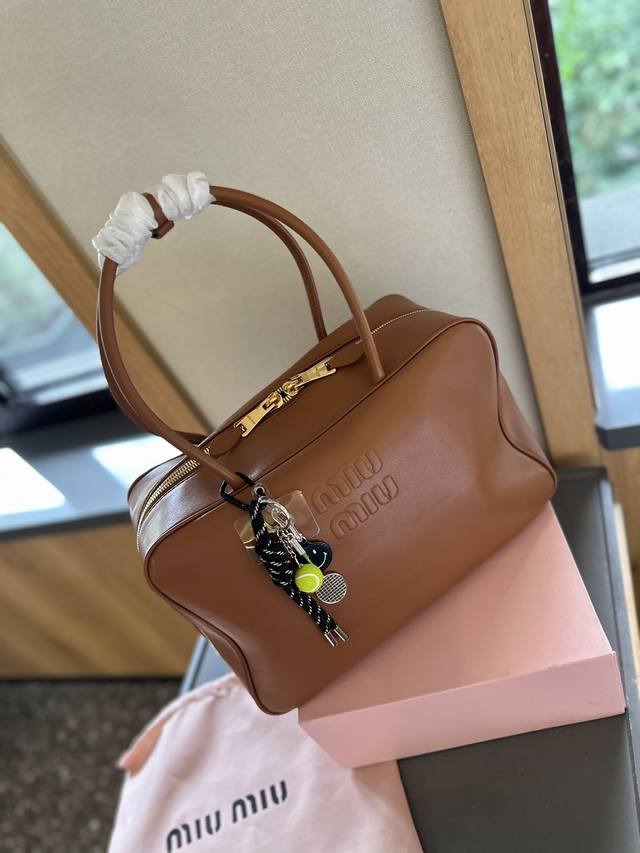 送原版挂件 Miumiu限定款出勤包 简单又好看 Miumiu出勤包不但颜值高，而且超级实用，笔记本电脑 还有资料放进去是完全够用的，是一款真的很实用的一款包包