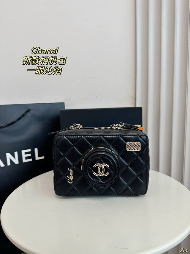 配盒 香奈儿chanel 新款相机包camera Bag可斜挎空间能满足日常容量造型感十足镜头打开是个镜子拉链上做了一个小相机的细节设计 尺寸18 12Cm