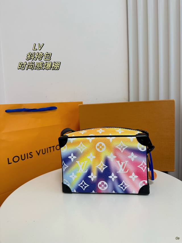 配盒 Louisvuitton 路易威登 花卉系列 Mini Soft Trunk压花 链条盒子包 小方包 男女通用斜挎包 小箱子 实物拍摄 原厂原版面料 尺寸