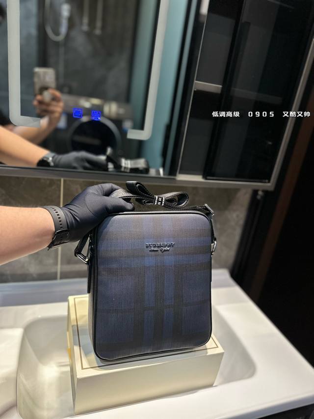 Burberry 巴宝莉新款印花公文包 男士斜挎单肩包 经典复刻设计 采用精湛镶嵌细工，实物拍摄 原厂原版面料 配送防尘布袋 26 X 28 Cm。