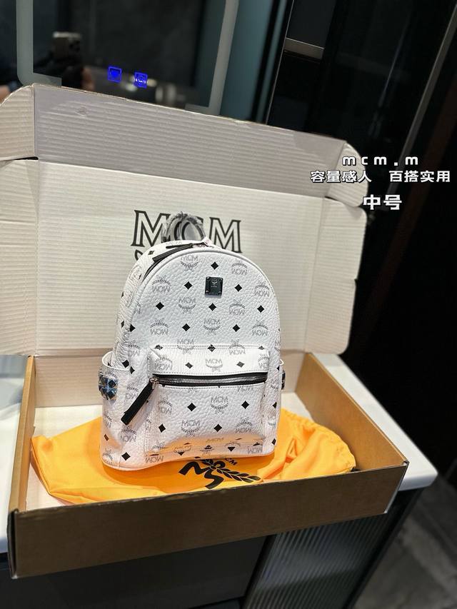 礼盒包装 Mcm双肩包 巧妙的丝印效果， 立体而自然， 以中轴为对称中心线的上线倒向对称， 十分完整完美， 尤其包型 超有弧度感的！ 尺寸中号27 32Cm - 点击图像关闭