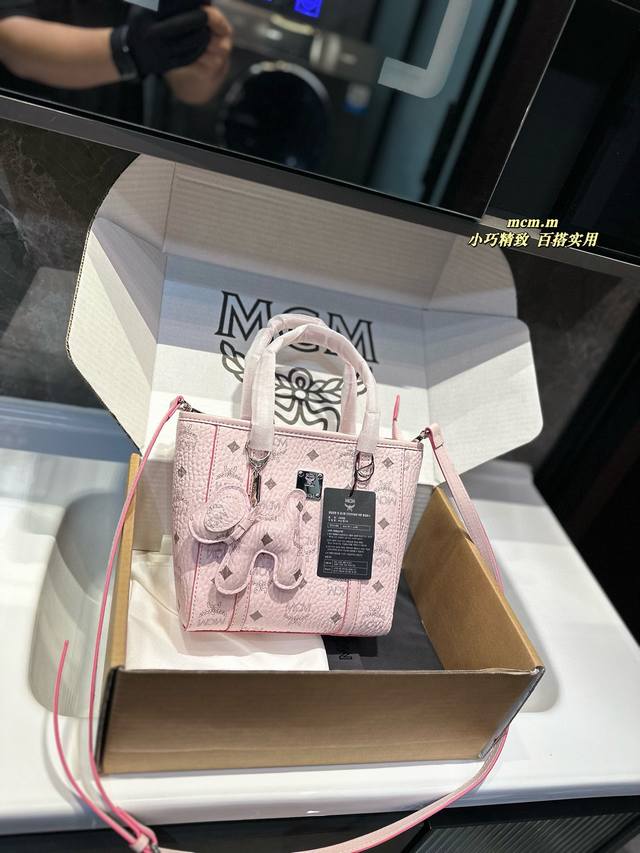 礼盒包装 Mcm 菜篮子 绝对是百搭必备单品 越看越好看看着小小一只容 量还是挺大的 可以加内胆和磨损扣 这样背起来会放心很多喜欢的姐妹大胆的放心入手尺寸20. - 点击图像关闭