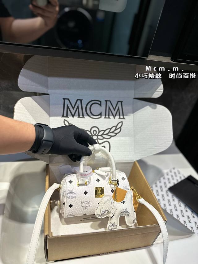 礼盒包装 Mcm专柜同步款 出货啦枕头包 今可手提可以斜挎 特别实用 喜欢的抓紧自留啦 尺寸：18Cm - 点击图像关闭