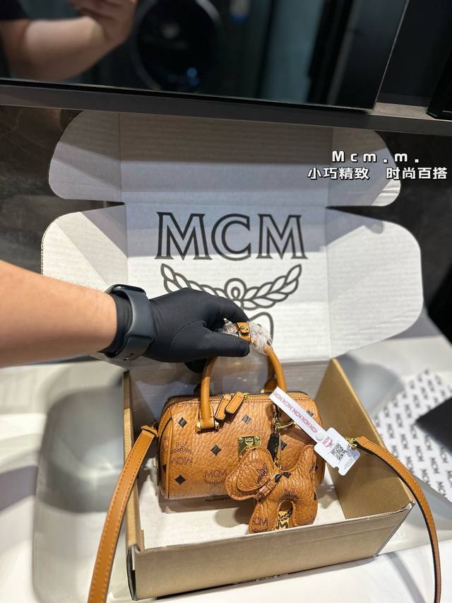 礼盒包装 Mcm专柜同步款 出货啦枕头包 今可手提可以斜挎 特别实用 喜欢的抓紧自留啦 尺寸：18Cm