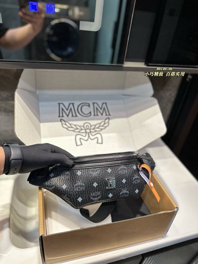 礼盒包装 Mcmvisetos 胸 腰包 虽说beltbag 己经流行了一段时间，但怎样也应该占包 柜一席位［旺柴］。偶尔慵懒装扮，拿点东西装进腰包 内，随时就