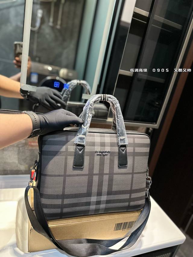 高端货 “Burberry”巴宝莉公文包原厂面料 高清五金logo标志、专用内里。电脑隔层 顺滑拉链、油边平滑、带拉链暗袋 做工精致每个细节到位！黑蓝色。男人必