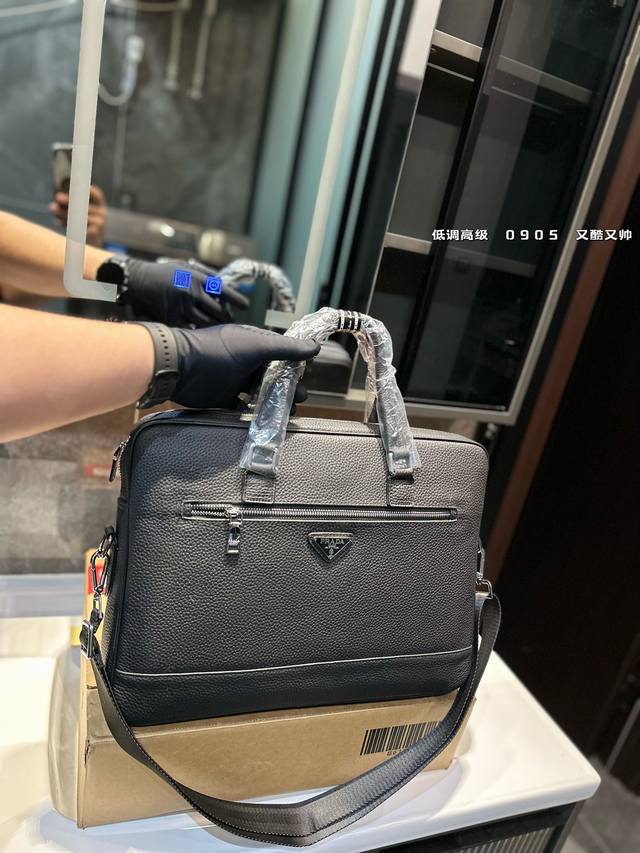 高端货 新款 “ Prada ”普拉达公文包男士配皮公文包 进口原厂面料高清五金logo标志、专用里内里。顺滑拉链、油边平滑、做工精致每个细节到位！男人必备j。 - 点击图像关闭