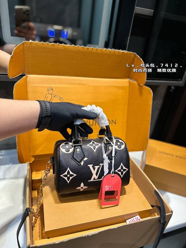 礼盒包装 Lv 新配色 Speedy 牛皮 大象灰枕头包 Lv 新款系列 枕头包 手袋,全网首发 Lv Speedy Nano 枕头包这款retiro 手袋以标 - 点击图像关闭