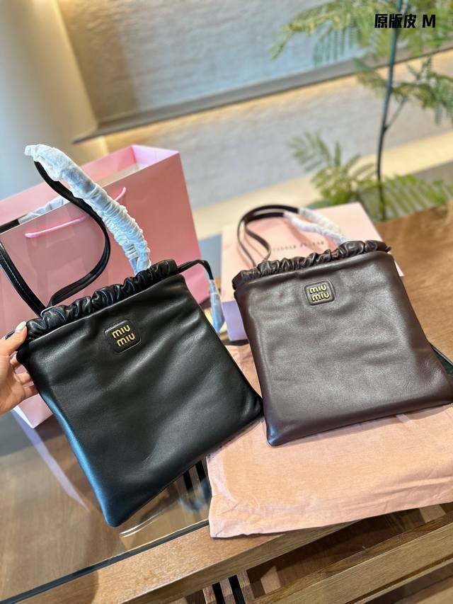 原版皮 Miumiu Tote 羊皮 流苏抽绳福袋tote 麂皮果然是秋冬的主场，包包很轻很轻，左右抽绳也是可以调节的，容量也足够大。质感是绒绒的麂皮很好rua