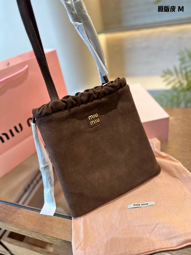 原版皮 Miumiu Tote {磨砂棕色} 流苏抽绳福袋tote 麂皮果然是秋冬的主场，包包很轻很轻，左右抽绳也是可以调节的，容量也足够大。质感是绒绒的麂皮很