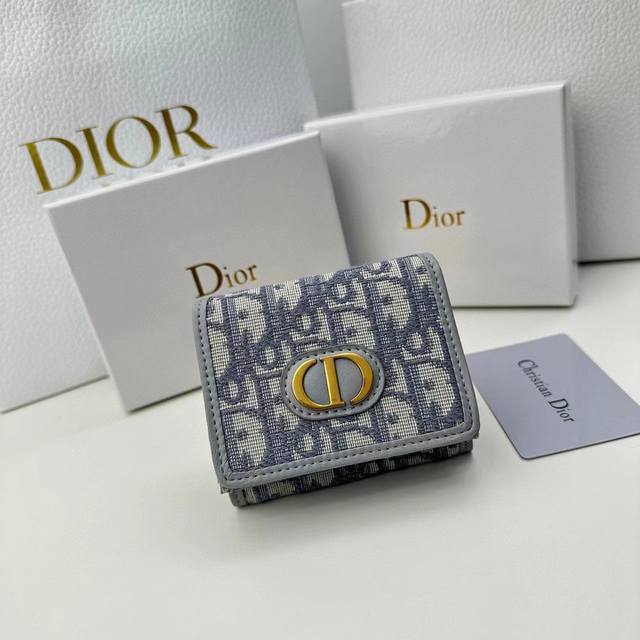 Dior D08颜色：宝蓝 灰色尺寸：9.5*7.5*3.5 Dior专柜最新款火爆登场！采用头层牛皮，做工精致， 媲美专柜！多功能小钱包，超级实用！