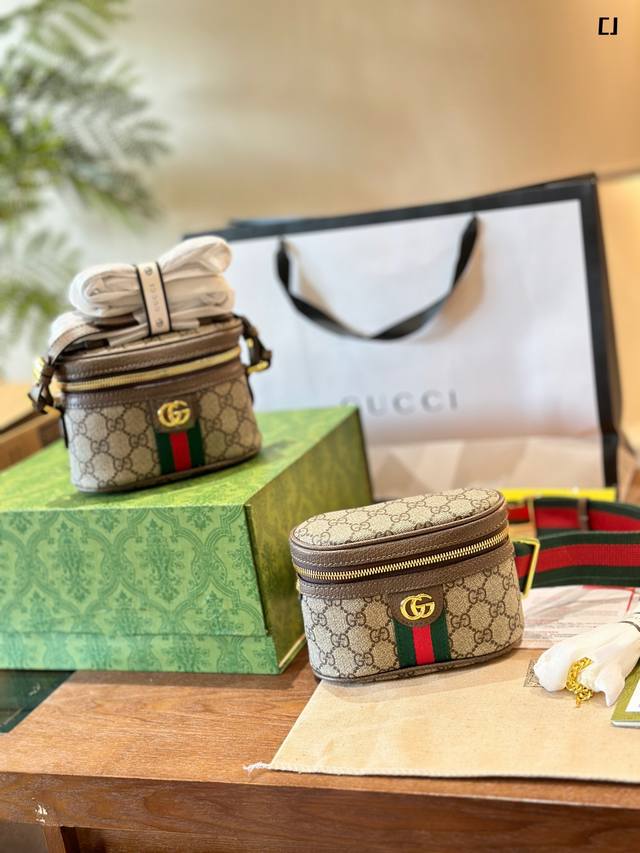 Gucci古驰#古驰#Gucci #古驰gucci Ophidia系列gg迷你手提斜挎单肩包采用精湛镶嵌细工，实物拍摄原厂原版面料配送盒10X16Cm。双盒