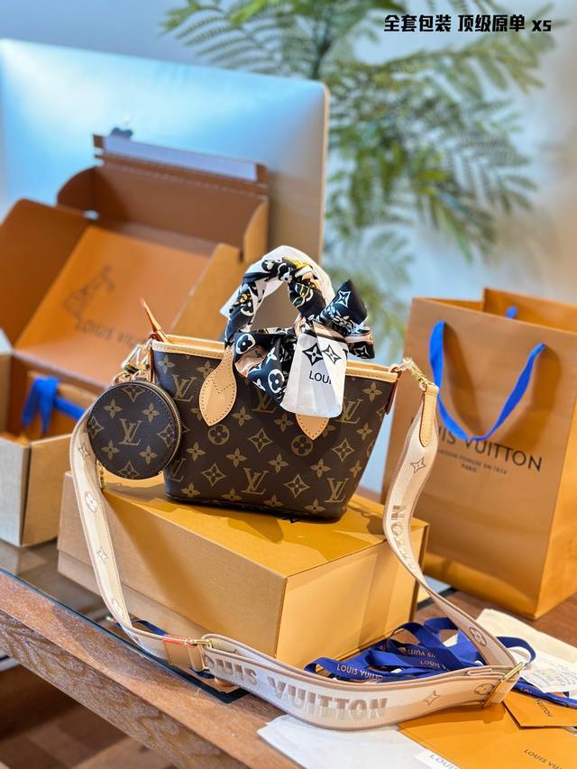 送原版lv丝带 Lv Neverfull Bb手袋结合了经典设计与标志性细节。 由damier Ebene帆布制成，采用多彩织物内衬，并搭配牛皮革饰边，宽敞却不