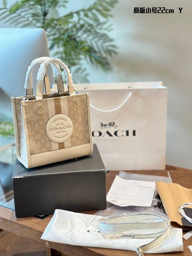 Coach Dempsey 系列 Tote22浅色 Coach Dempsey 系列 Tote22浅色系来喽,精致小巧的包型, 可手拎斜挎，容量够大， 可满足日 - 点击图像关闭