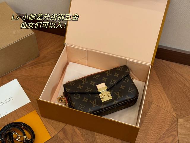 配折叠盒飞机盒 Size：21Cm Lv 顶级品质邮差包 升级钢五金 经典老花邮差 每一年这个季节都要推一下！ 因为它太经典！太好看！