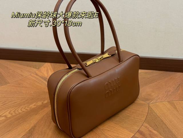 Size：30*18Cm Miumiu保龄球 公文包 采用小牛皮 皮质光滑细腻柔软， 棉质缎面衬里。 背起来都很nice 哦 可手拎也可斜挎！ 出场就是mium - 点击图像关闭