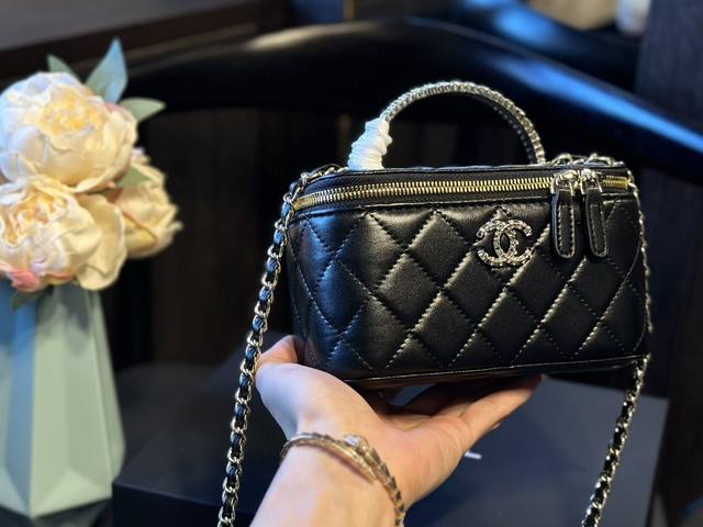 原单 折叠礼盒 Chanel 24B 新品 高级钻石手柄 盒子包 化妆包 小箱子 最近的盒子包系列真的好火，小盒子当然是异常可爱啦y！尺寸 16 10 8Cm